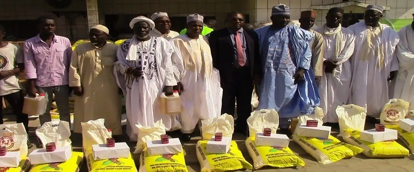 Remise des dons de Ramadan par l'ANJMC aux musulmans de Douala à New Bell.